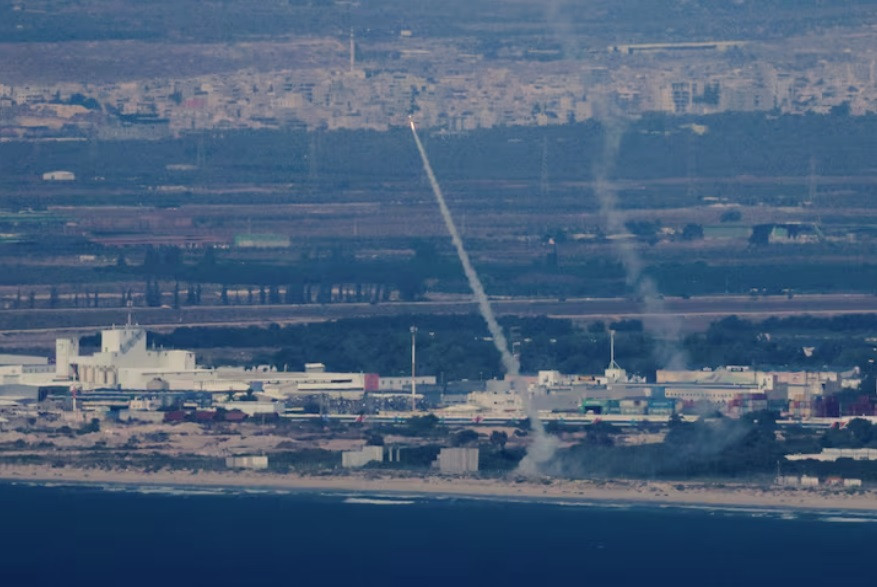 Hệ thống phòng không Vòm sắt của Israel đánh chặn tên lửa bắn từ Li-băng. (Ảnh: Reuters) Hệ thống phòng không Vòm sắt của Israel đánh chặn tên lửa bắn từ Li-băng. (Ảnh: Reuters)