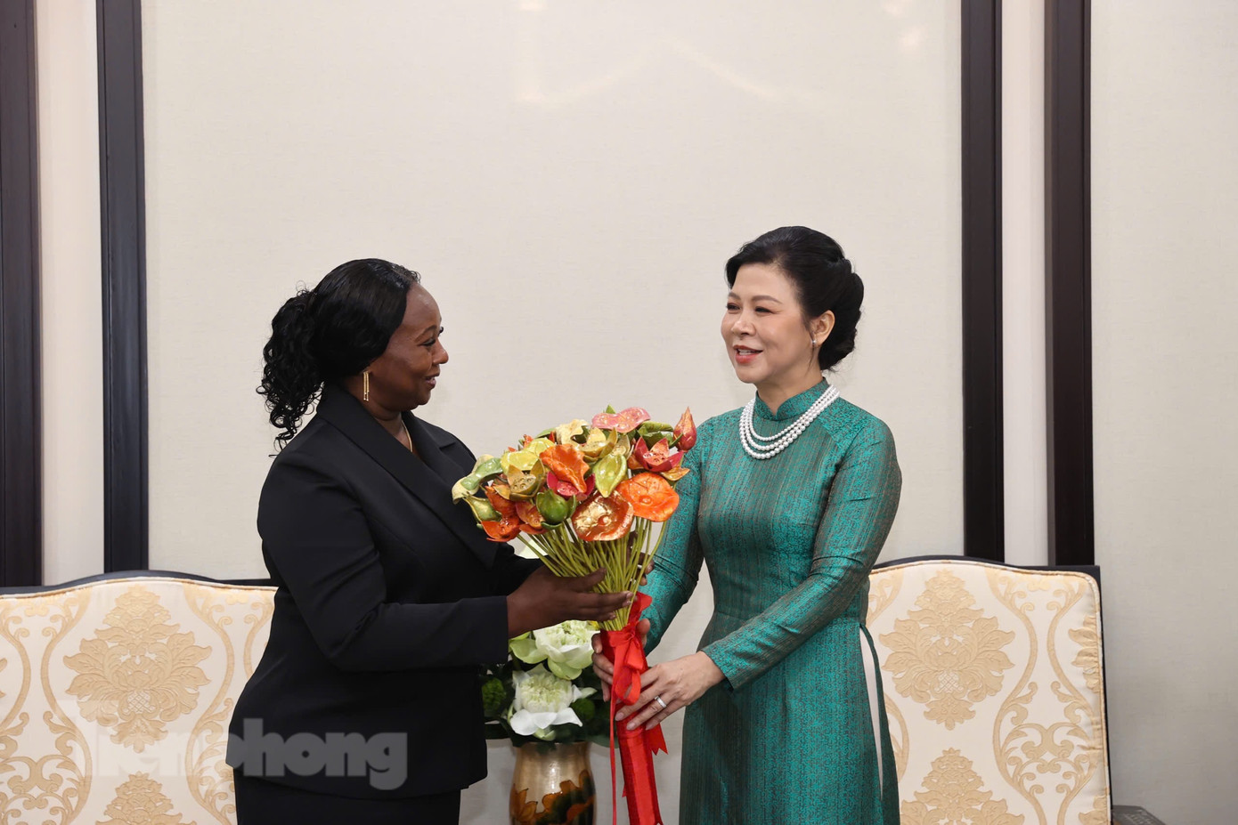 Phu nhân Ngô Phương Ly tặng Phu nhân Tổng thống Guinea-Bissau, bà Dinisia dos Reis Embaló bó hoa sen mỹ nghệ, sản phẩm của một nghệ nhân có tiếng ở huyện Thường Tín, Hà Nội. (Ảnh: Như Ý)