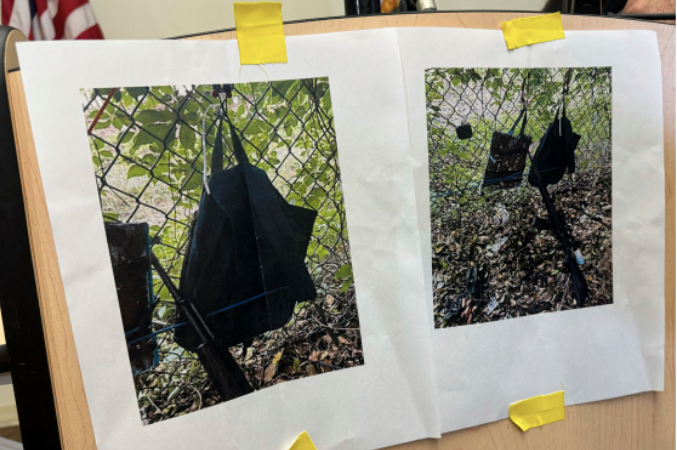 Chiếc túi, ba lô và máy ảnh mà Routh bỏ lại ở hàng rào sân golf sau khi bỏ chạy. (Ảnh: Fox News) Chiếc túi, ba lô và máy ảnh mà Routh bỏ lại ở hàng rào sân golf sau khi bỏ chạy. (Ảnh: Fox News)