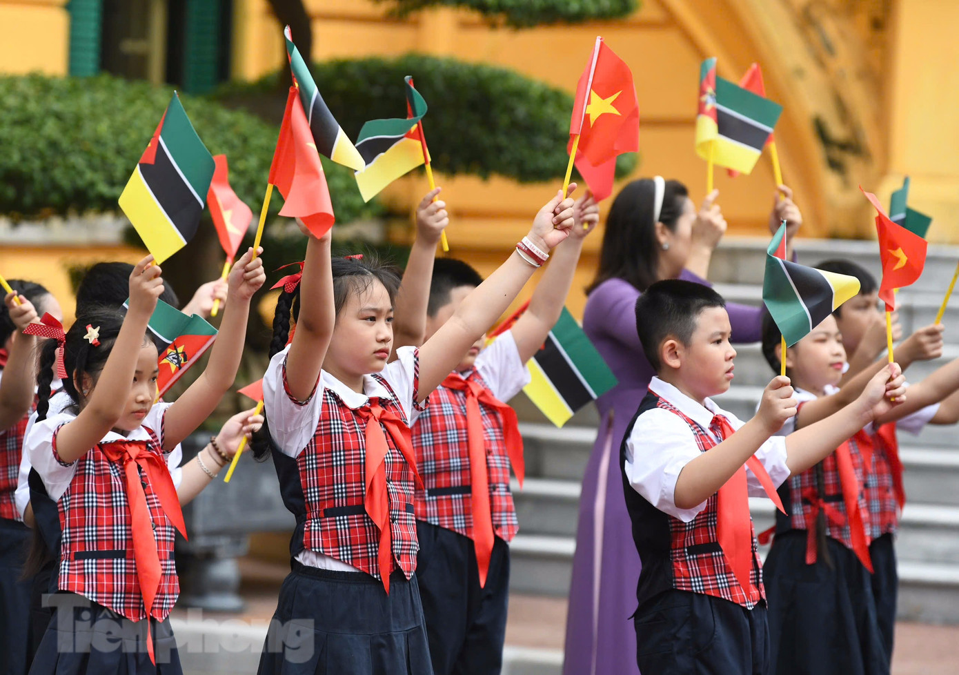 Các em thiếu nhi Hà Nội chào đón Tổng thống Mozambique Filipe Jacinto Nyusi và Phu nhân. (Ảnh: Như Ý)