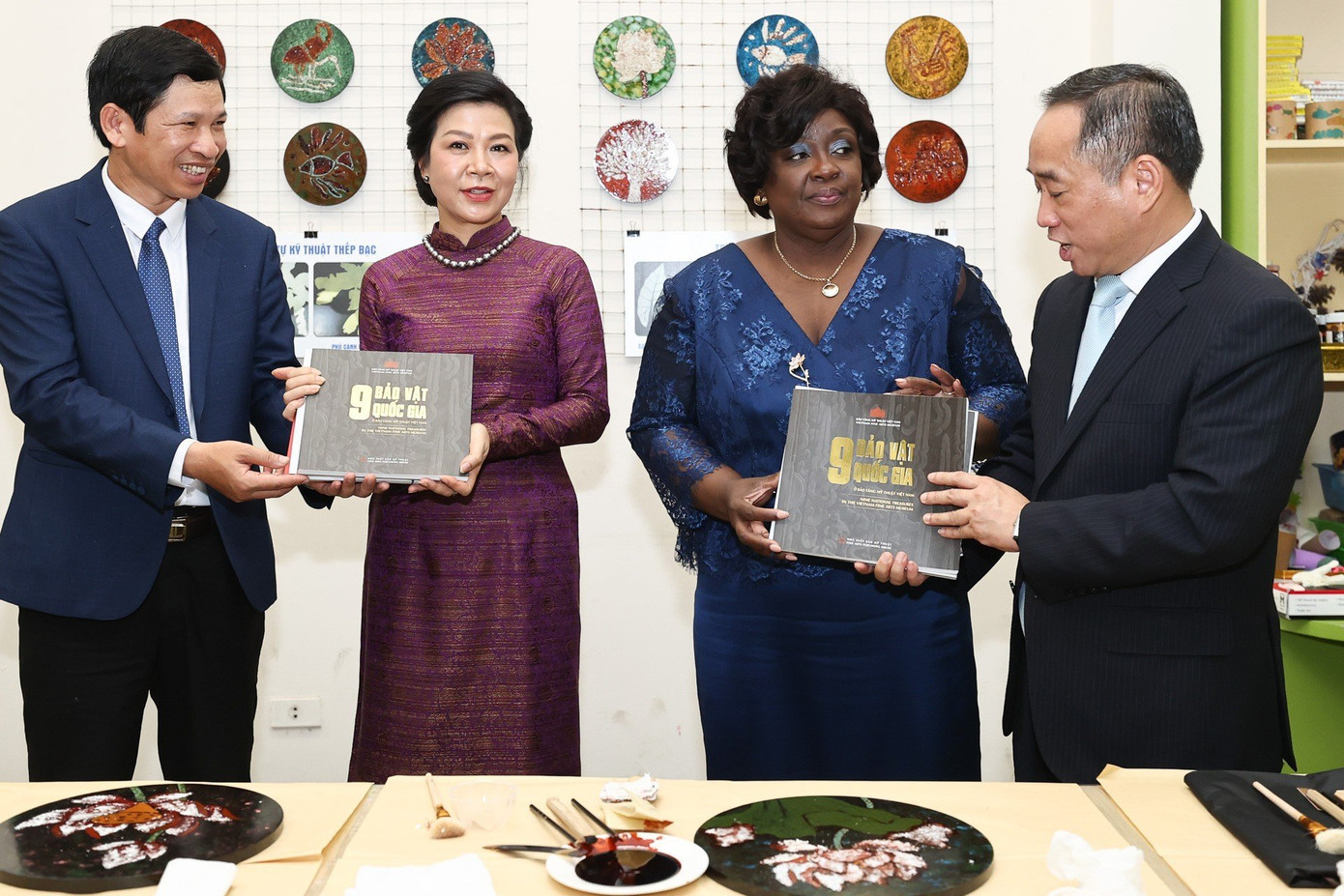 Những tác phẩm tranh sơn mài đóng vai trò quan trọng, góp phần định hình nên diện mạo của hội họa Việt Nam hiện đại. (Ảnh: Nhật Minh) Những tác phẩm tranh sơn mài đóng vai trò quan trọng, góp phần định hình nên diện mạo của hội họa Việt Nam hiện đại. (Ảnh: Nhật Minh)