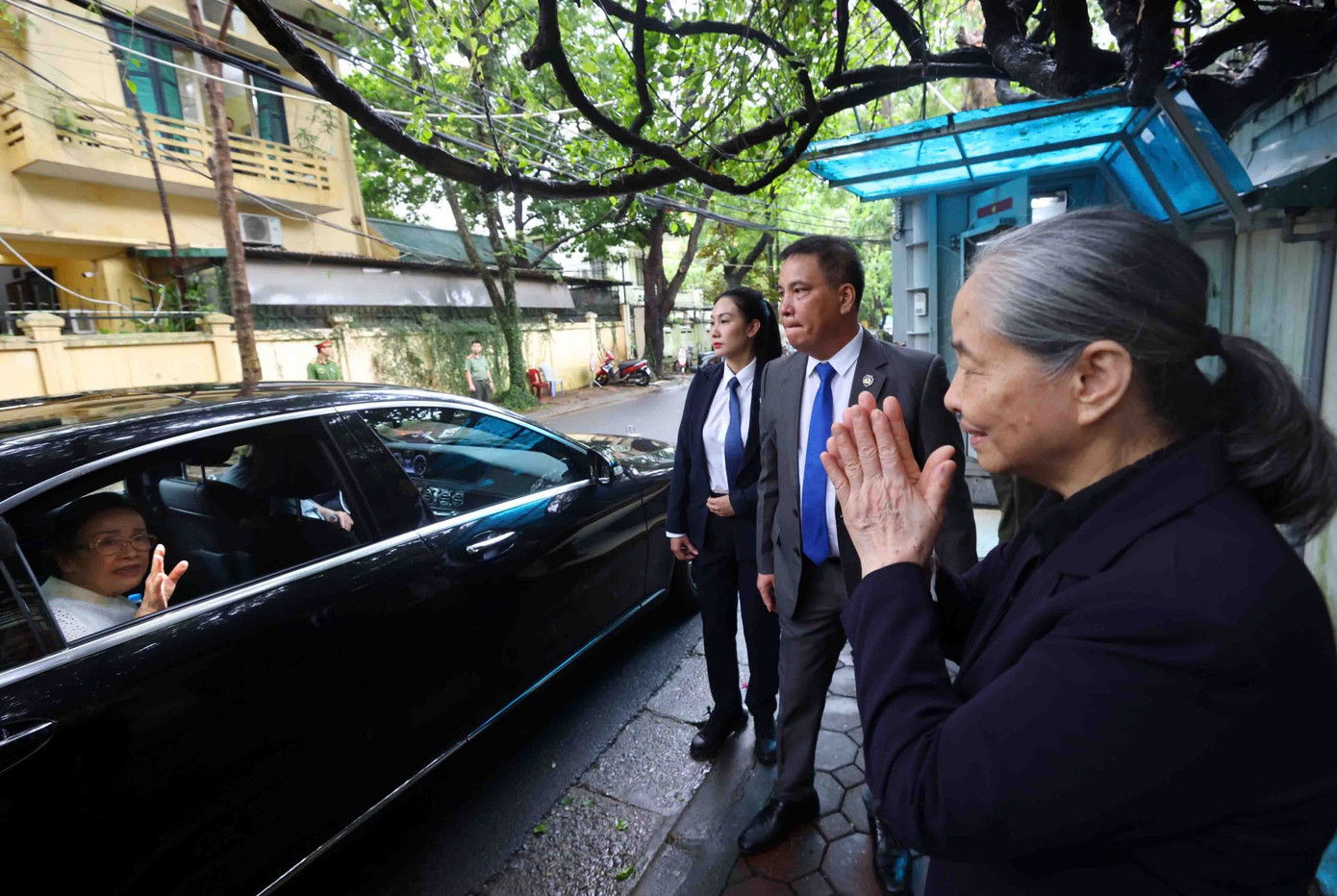 Phu nhân Ngô Thị Mận tiễn Phu nhân Naly Sisoulith.