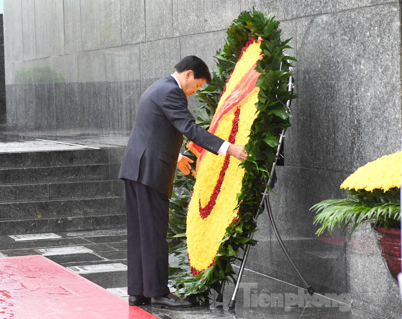 Tổng Bí thư, Chủ tịch nước Lào Thongloun Sisoulith đặt vòng hoa viếng Chủ tịch Hồ Chí Minh. (Ảnh: Như Ý)