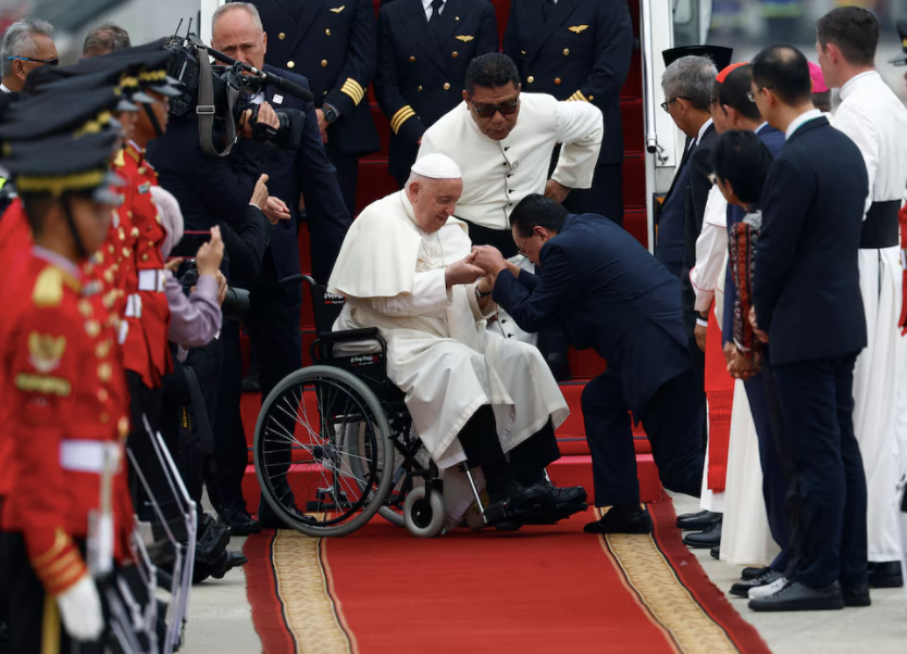 Giáo hoàng Francis được chào đón khi đến sân bay Jakarta. (Ảnh: Reuters)