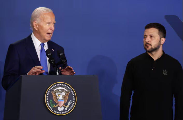 Tổng thống Ukraine Volodymyr Zelensky lắng nghe Tổng thống Mỹ Joe Biden phát biểu tại cuộc họp bên lề hội nghị thượng đỉnh kỷ niệm 75 năm thành lập NATO tại Washington, ngày 11/7. (Ảnh: Reuters)