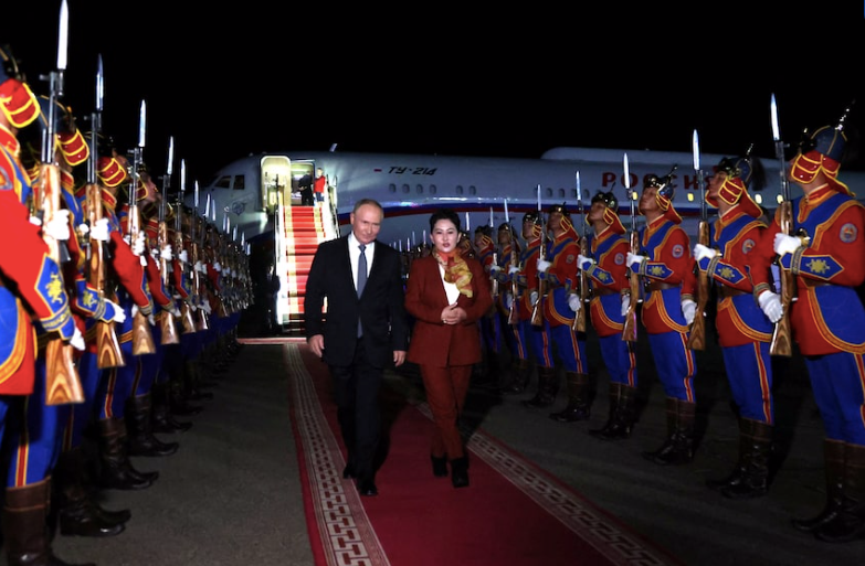 Tổng thống Nga Vladimir Putin đến sân bay Ulaanbaatar, tối 2/9. (Ảnh: Reuters) Tổng thống Nga Vladimir Putin đến sân bay Ulaanbaatar, tối 2/9. (Ảnh: Reuters)