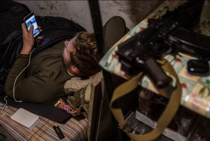 Một người lính Ukraine dùng điện thoại di động khi đang nghỉ tại địa điểm gần Bakhmut, ngày 23/5. (Ảnh: Reuters) Một người lính Ukraine dùng điện thoại di động khi đang nghỉ tại địa điểm gần Bakhmut, ngày 23/5. (Ảnh: Reuters)