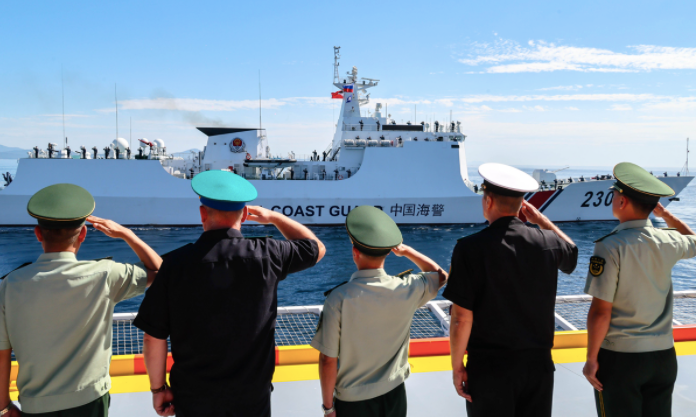 Tàu của Hải cảnh Trung Quốc tham gia cuộc tập trận chung trên Vịnh Peter Đại đế, ngày 18/9. (Ảnh: Tass) Tàu của Hải cảnh Trung Quốc tham gia cuộc tập trận chung trên Vịnh Peter Đại đế, ngày 18/9. (Ảnh: Tass)