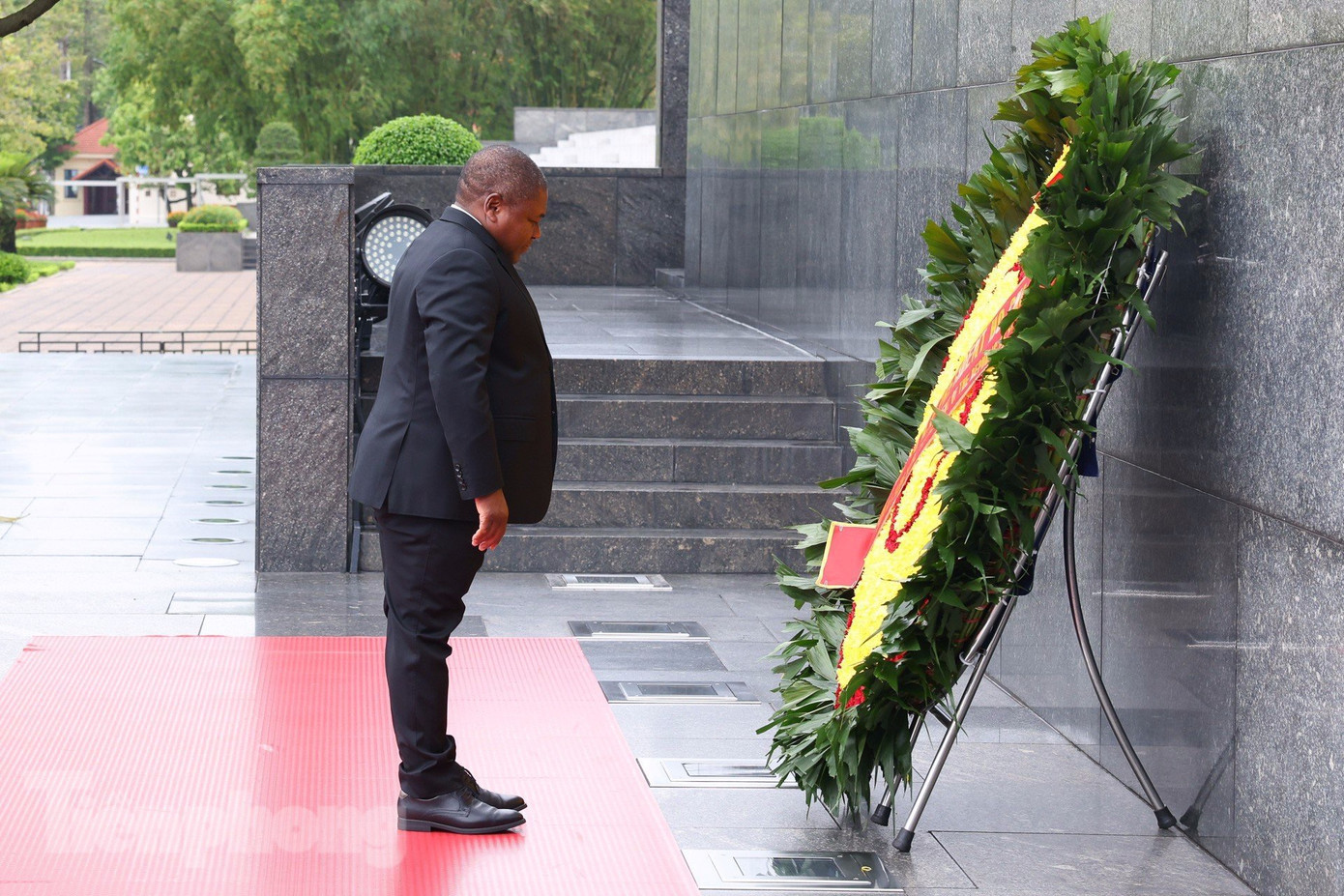 Tổng thống Mozambique Filipe Jacinto Nyusi đặt hoa và vào Lăng viếng Chủ tịch Hồ Chí Minh. (Ảnh: Như Ý)