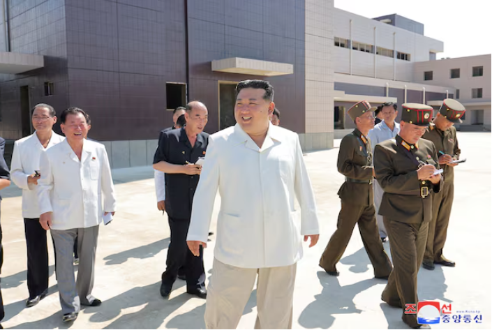Chủ tịch Triều Tiên Kim Jong Un thăm công trường xây dựng các nhà máy công nghiệp ngày 26/8. (Ảnh: KCNA) Chủ tịch Triều Tiên Kim Jong Un thăm công trường xây dựng các nhà máy công nghiệp ngày 26/8. (Ảnh: KCNA)