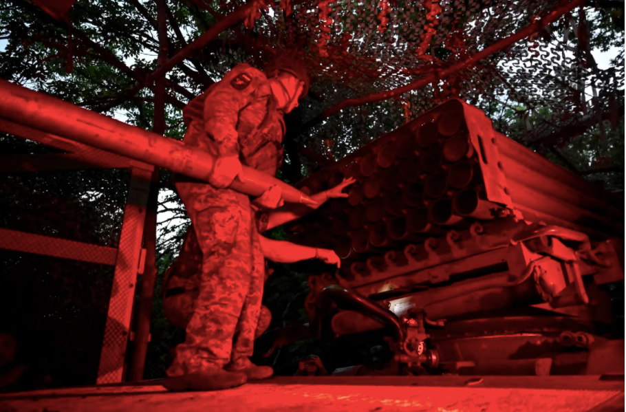 Lính Ukraine vận hành hệ thống pháo phản lực phóng loạt ở tỉnh Donetsk. (Ảnh: AP)