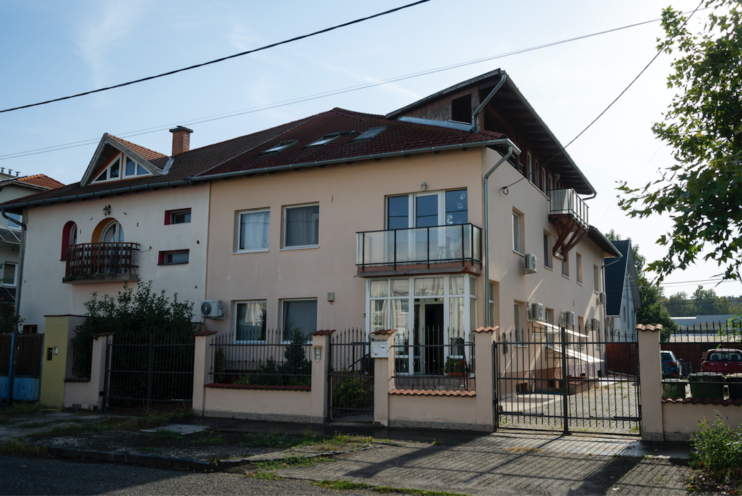 Toà nhà ở Budapest, nơi hãng sản xuất máy nhắn tin BAC Consulting KFT đặt trụ sở. (Ảnh: AP)