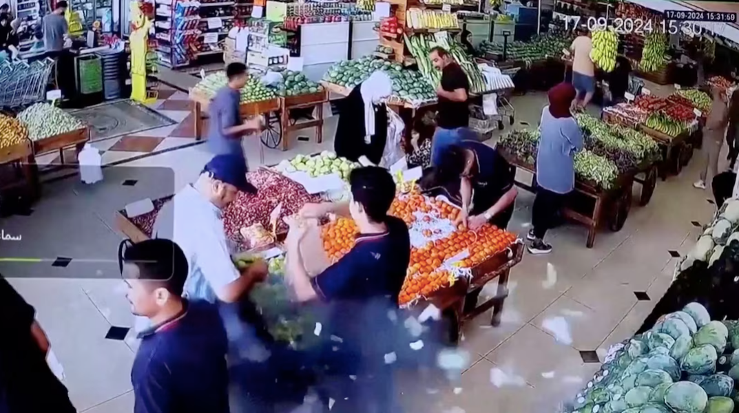 Khoảnh khắc 1 máy nhắn tin phát nổ trong siêu thị ở Beirut, ngày 17/9. (Ảnh: Reuters) Khoảnh khắc 1 máy nhắn tin phát nổ trong siêu thị ở Beirut, ngày 17/9. (Ảnh: Reuters)