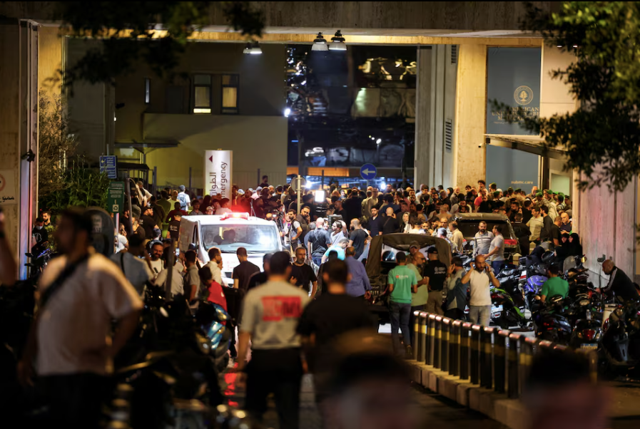 Đông người tụ tập bên ngoài Trung tâm Y tế Đại học Hoa Kỳ tại Beirut sau vụ nổ hàng loạt máy nhắn tin ngày 17/9. (Ảnh: Reuters) Đông người tụ tập bên ngoài Trung tâm Y tế Đại học Hoa Kỳ tại Beirut sau vụ nổ hàng loạt máy nhắn tin ngày 17/9. (Ảnh: Reuters)
