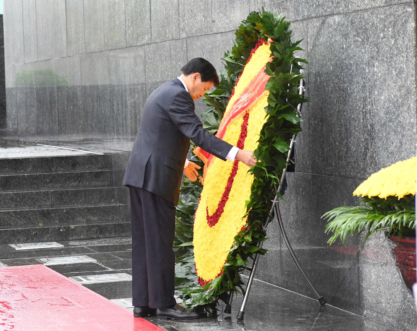 Tổng Bí thư, Chủ tịch nước Thongloun Sisoulith đặt vòng hoa viếng Chủ tịch Hồ Chí Minh. (Ảnh: Như Ý) Tổng Bí thư, Chủ tịch nước Thongloun Sisoulith đặt vòng hoa viếng Chủ tịch Hồ Chí Minh. (Ảnh: Như Ý)