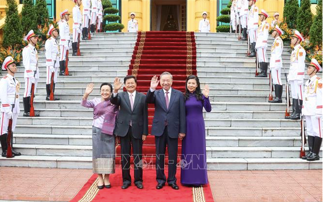 Tổng Bí thư, Chủ tịch nước Tô Lâm và Phu nhân đón Tổng Bí thư, Chủ tịch nước Lào Thongloun Sisoulith ngày 10/9. (Ảnh: TTXVN) Tổng Bí thư, Chủ tịch nước Tô Lâm và Phu nhân đón Tổng Bí thư, Chủ tịch nước Lào Thongloun Sisoulith ngày 10/9. (Ảnh: TTXVN)