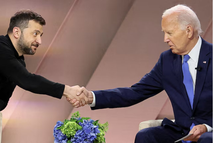 Tổng thống Mỹ Joe Biden bắt tay Tổng thống Ukraine Volodymir Zelensky bên lề hội nghị thượng đỉnh NATO tại Washington, ngày 11/7. (Ảnh: Reuters)
