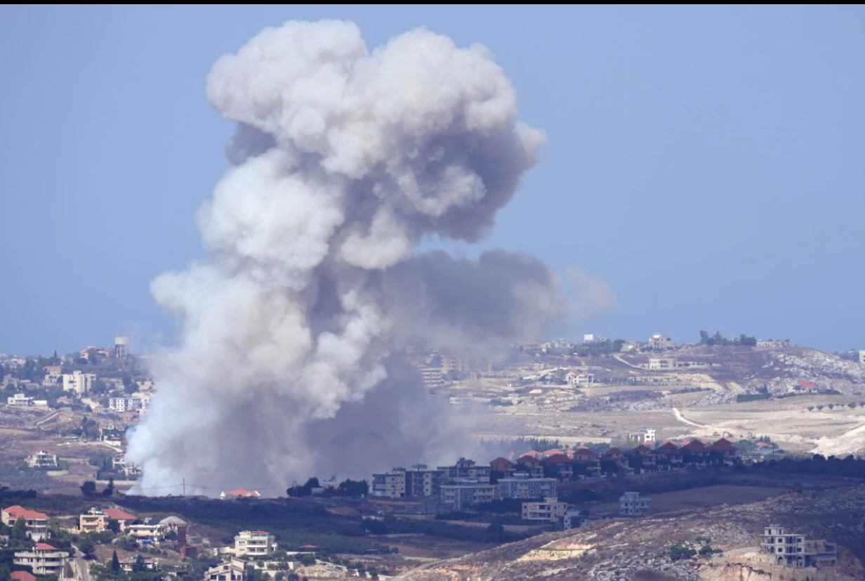 Khói bay lên từ ngôi làng ở miền nam Li-băng sau cuộc tấn công của Israel, ngày 23/9. (Ảnh: AP)