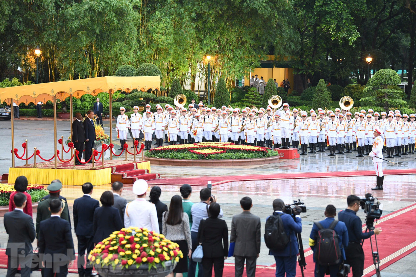 Toàn cảnh lễ đón Tổng thống Guinea-Bissau Umaro Sissoco Embaló tại Phủ Chủ tịch, ngày 6/9. (Ảnh: Như Ý) Toàn cảnh lễ đón Tổng thống Guinea-Bissau Umaro Sissoco Embaló tại Phủ Chủ tịch, ngày 6/9. (Ảnh: Như Ý)