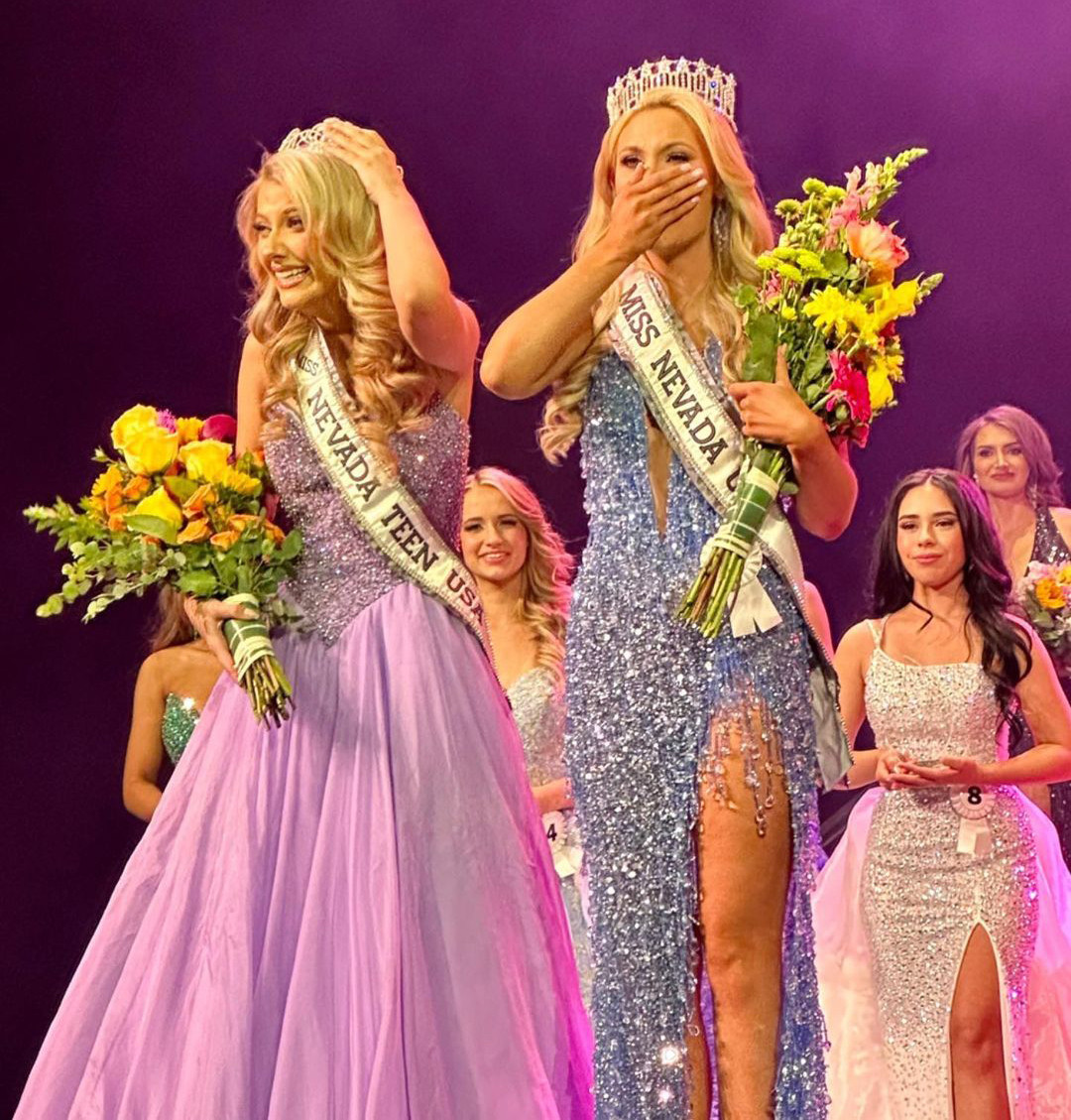 Khoảnh khắc đăng quang ấn tượng của Emily Rose.