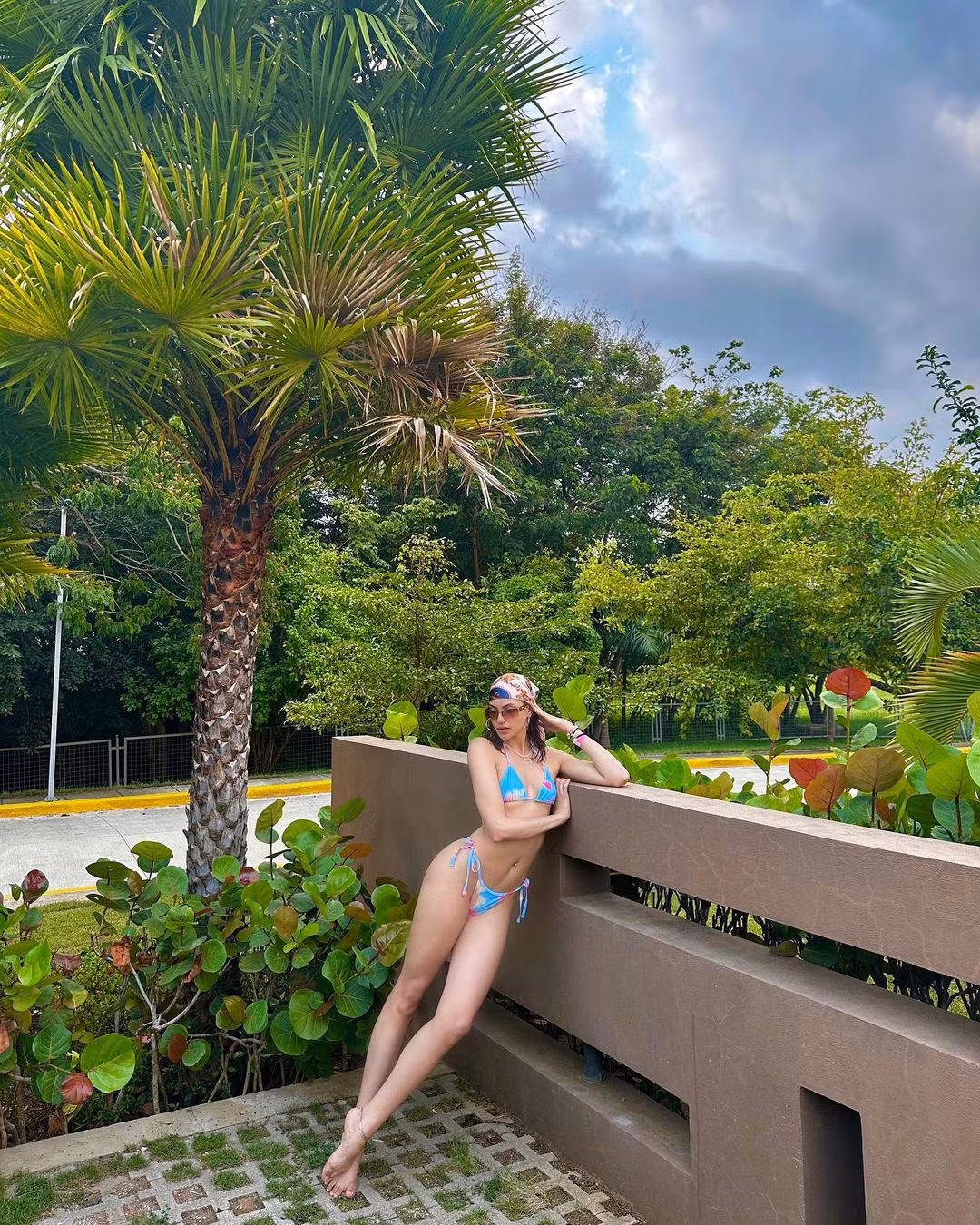 Trên trang cá nhân, người đẹp chịu khó khoe hình thể nóng bỏng với trang phục bikini. Vẻ đẹp sexy của cô được đánh giá phù hợp với sân chơi Hoa hậu Hòa bình.