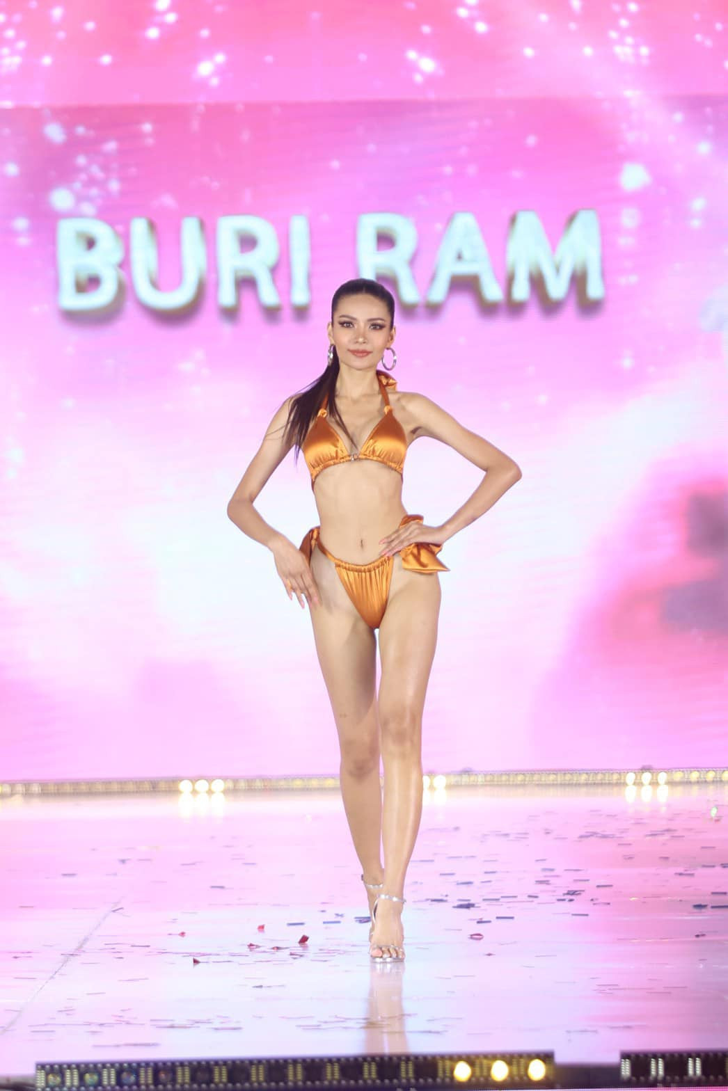 Năm nay, ban tổ chức lựa chọn bikini 2 mảnh với chất liệu lụa để các thí sinh trình diễn. Điểm nhấn của thiết kế là chi tiết buộc dây ở hai bên hông.