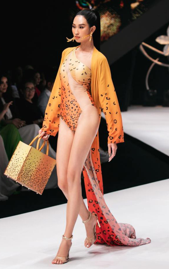 Phạm Anh Thư sinh năm 1997 tại Hà Nam, tốt nghiệp Đại học Kinh doanh và Công nghệ Hà Nội. Cô cao 1,75 m, số đo ba vòng 84-59-94 cm. Anh Thư là người đẹp có kinh nghiệm thi sắc đẹp dày đặc, cô từng vào top 5 cuộc thi Hoa khôi Áo dài Việt Nam 2016, top 15 Hoa hậu Thế giới Việt Nam 2019, top 10 Hoa hậu Hoàn vũ Việt Nam 2019.