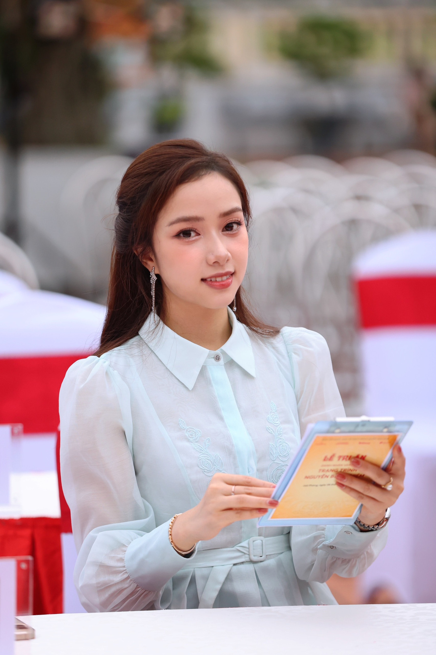 Ngọc Mai sinh năm 1999, quê Nam Định, tốt nghiệp ngành Quản lý giải trí và Tổ chức sự kiện tại Đại học Stenden, Hà Lan. Cô có thế mạnh giao tiếp, ngoại ngữ nên được ban tổ chức tin tưởng mời vào vị trí MC.