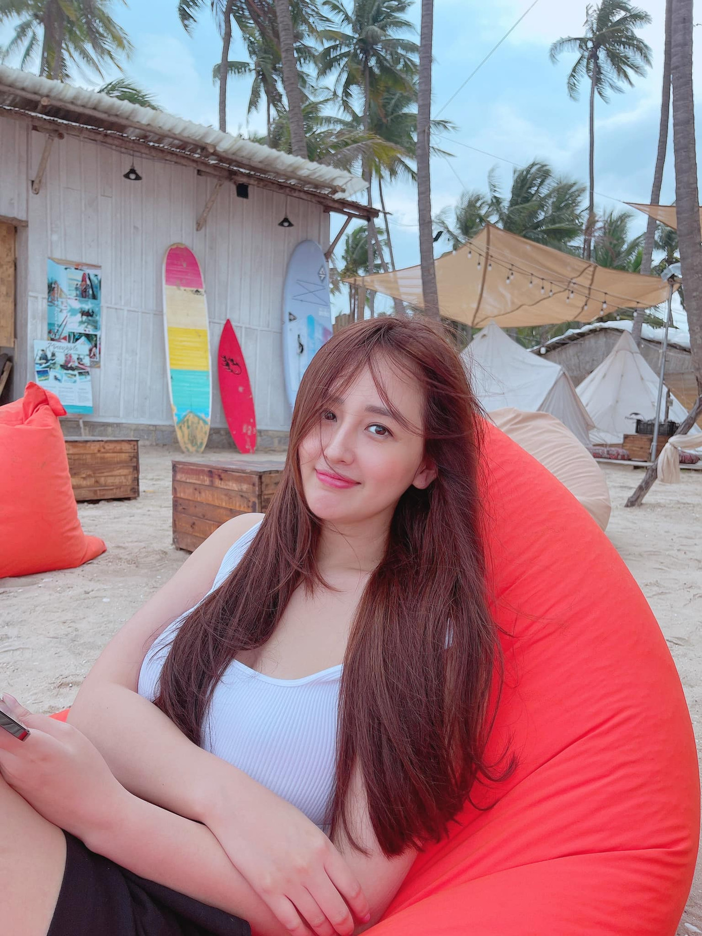 Mai Phương Thúy sinh năm 1988 tại Hà Nội, đăng quang Hoa hậu Việt Nam 2006. Người đẹp sau đó đại diện Việt Nam tham dự Hoa hậu Thế giới 2006 và vào top 17 với tư cách là Thí sinh được khán giả yêu thích nhất (bình chọn nhiều nhất) khu vực châu Á-Thái Bình Dương. Sau cuộc thi, Mai Phương Thúy tích cực đi làm từ thiện và thử sức ở các lĩnh vực người mẫu, MC, diễn viên. Những năm gần đây, người đẹp rút lui khỏi showbiz và tập trung cho công việc kinh doanh. Mai Phương Thúy bước sang tuổi 35 hôm 6/8.