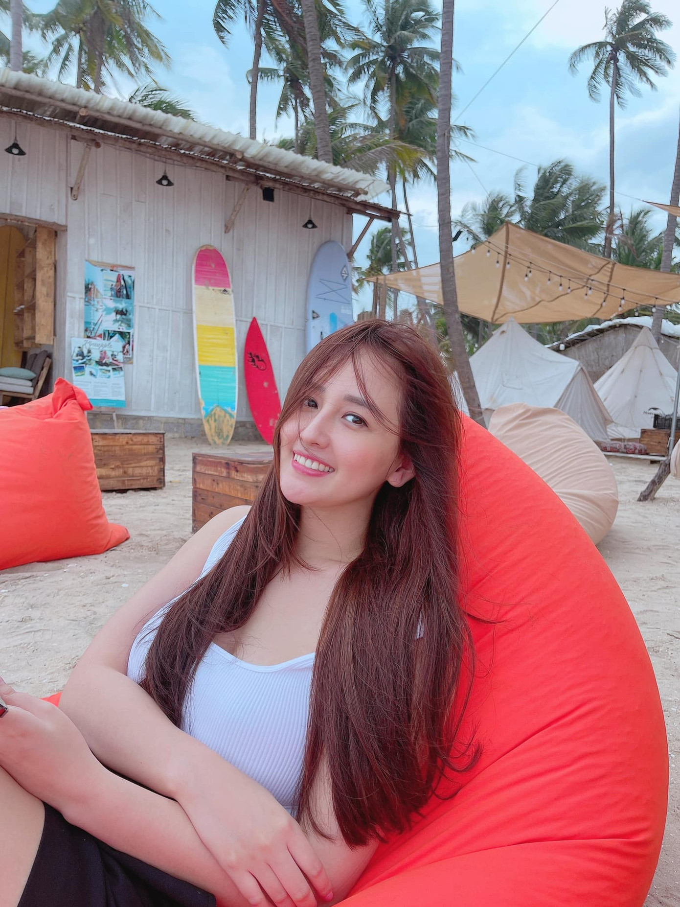 Mai Phương Thúy sinh năm 1988 tại Hà Nội, đăng quang Hoa hậu Việt Nam 2006. Người đẹp sau đó đại diện Việt Nam tham dự Hoa hậu Thế giới 2006 và vào top 17 với tư cách là Thí sinh được khán giả yêu thích nhất (bình chọn nhiều nhất) khu vực châu Á-Thái Bình Dương. Sau cuộc thi, Mai Phương Thúy tích cực đi làm từ thiện và thử sức ở các lĩnh vực người mẫu, MC, diễn viên. Những năm gần đây, người đẹp rút lui khỏi showbiz và tập trung cho công việc kinh doanh. Mai Phương Thúy bước sang tuổi 35 hôm 6/8.