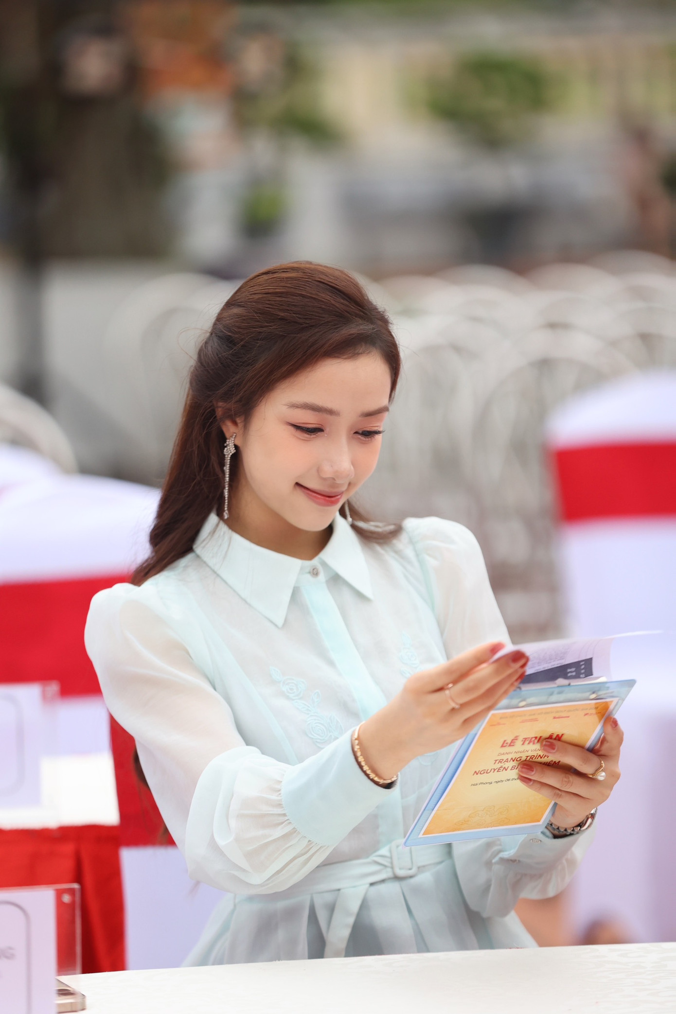 Ngọc Mai sinh năm 1999, quê Nam Định, tốt nghiệp ngành Quản lý giải trí và Tổ chức sự kiện tại Đại học Stenden, Hà Lan. Cô có thế mạnh giao tiếp, ngoại ngữ nên được ban tổ chức tin tưởng mời vào vị trí MC.