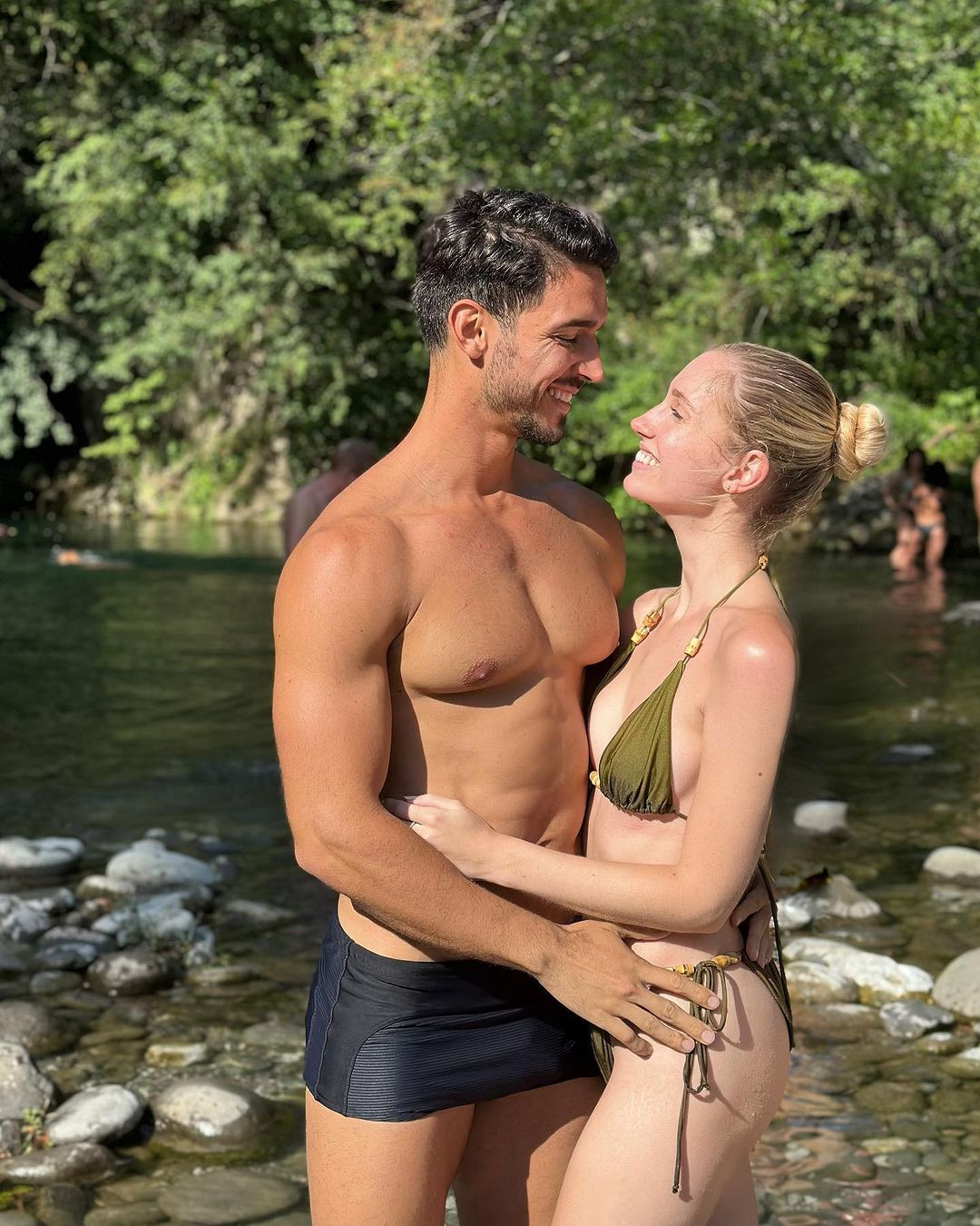 Á hậu 3 Hoa hậu Siêu quốc gia 2023 Emma Rose Collingridge và Top 10 Nam vương Siêu quốc gia 2023 Bruno Barbieri công khai tình cảm.