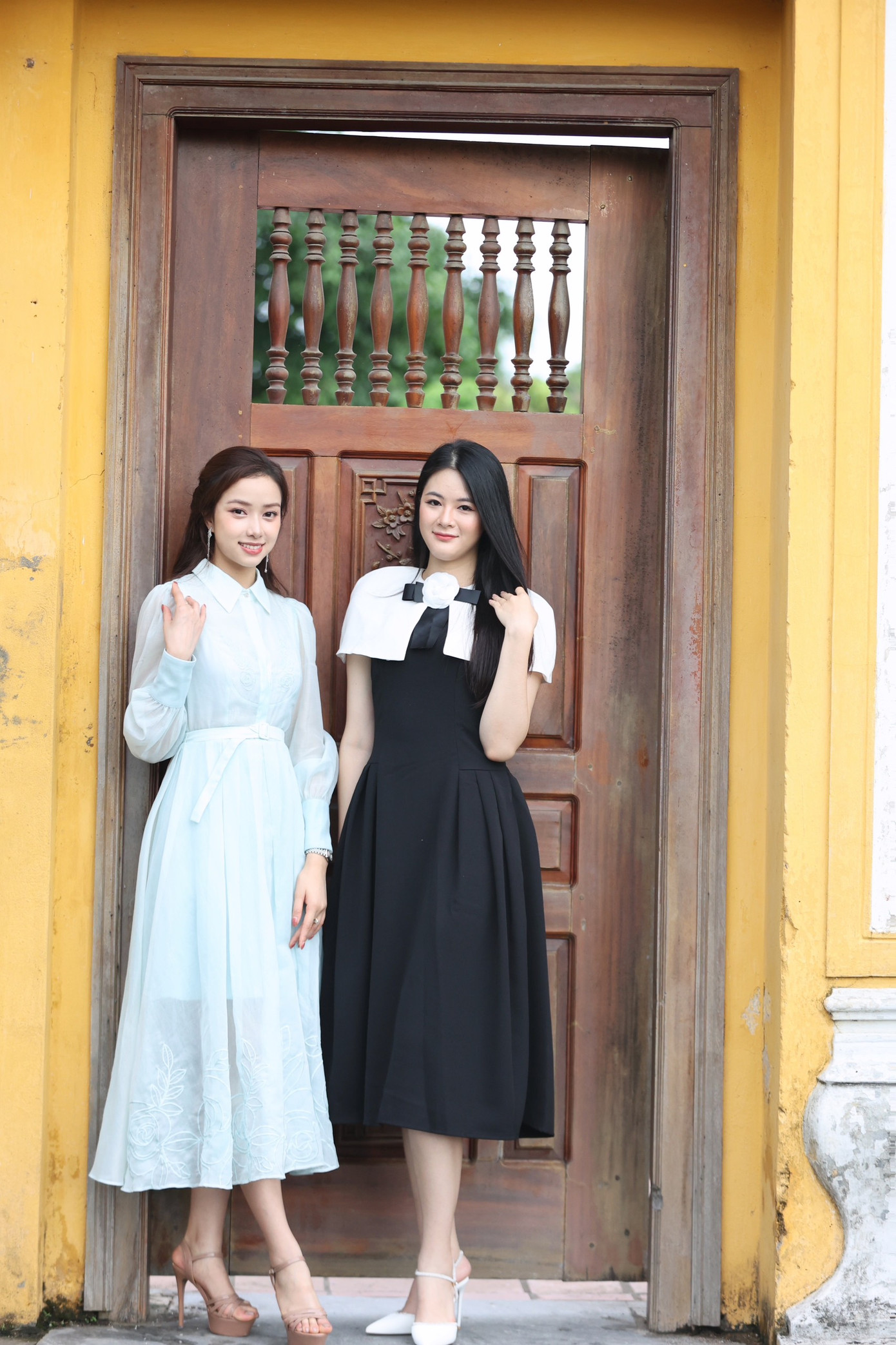 Hai người đẹp Hoa hậu Việt Nam 2022 xuất hiện với trang phục duyên dáng, nền nã.