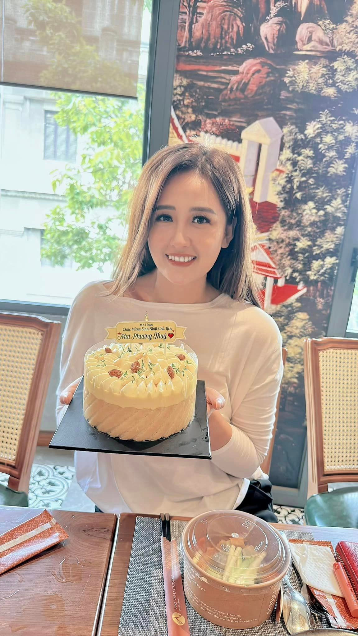 Trong hình ảnh mới nhất được bạn bè chụp lại hôm 5/8, Mai Phương Thúy vẫn rạng rỡ. Người đẹp cũng chia sẻ cô đang bắt đầu lên kế hoạch giảm cân để thon gọn hơn.