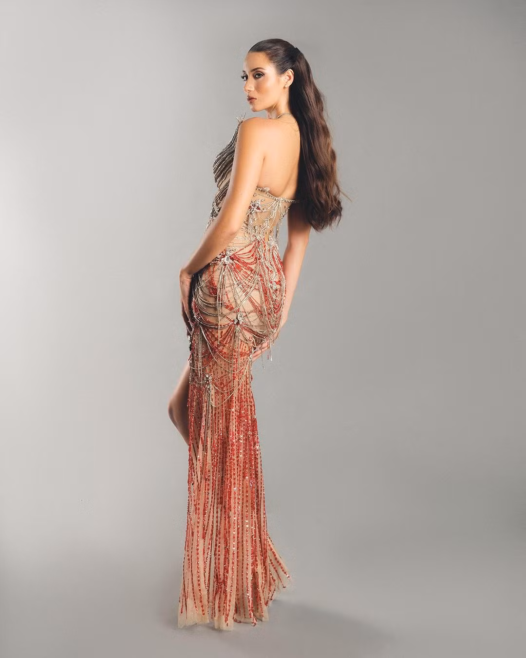 Ngày 8/8, trang chủ Miss Universe Vietnam đăng tải hồ sơ của những thí sinh đầu tiên. Trong đó, người đẹp lai Pháp Lydie Vu thu hút sự chú ý của khán giả. Bức ảnh hồ sơ của cô hiện đã nhận được gần 3.000 lượt yêu thích và hàng trăm bình luận từ khán giả.