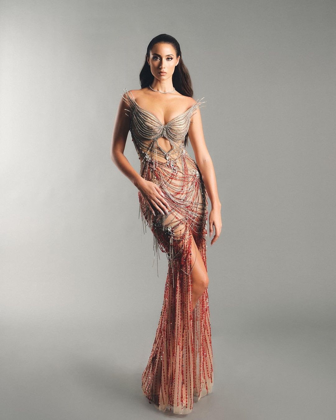 Ngày 8/8, trang chủ Miss Universe Vietnam đăng tải hồ sơ của những thí sinh đầu tiên. Trong đó, người đẹp lai Pháp Lydie Vu thu hút sự chú ý của khán giả. Bức ảnh hồ sơ của cô hiện đã nhận được gần 3.000 lượt yêu thích và hàng trăm bình luận từ khán giả.