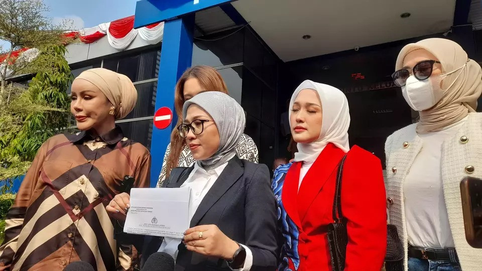 Thí sinh của cuộc thi Miss Universe Indonesia cùng luật sư đến đồn cảnh sát tại thành phố Jakarta để trình báo việc cô và các thí sinh của cuộc thi bị quấy rối.