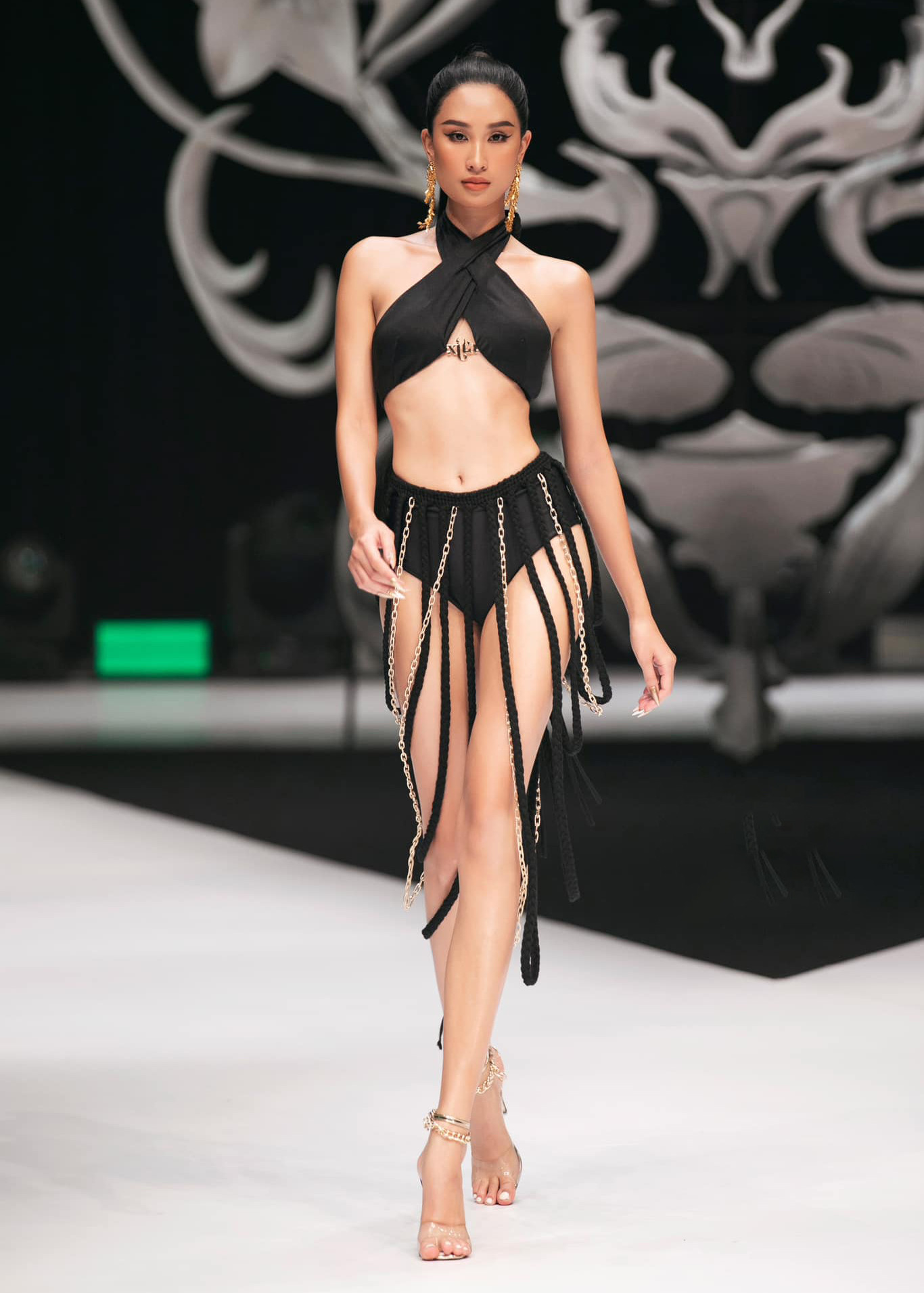 Phạm Anh Thư sinh năm 1997 tại Hà Nam, tốt nghiệp Đại học Kinh doanh và Công nghệ Hà Nội. Cô cao 1,75 m, số đo ba vòng 84-59-94 cm. Anh Thư là người đẹp có kinh nghiệm thi sắc đẹp dày đặc, cô từng vào top 5 cuộc thi Hoa khôi Áo dài Việt Nam 2016, top 15 Hoa hậu Thế giới Việt Nam 2019, top 10 Hoa hậu Hoàn vũ Việt Nam 2019.