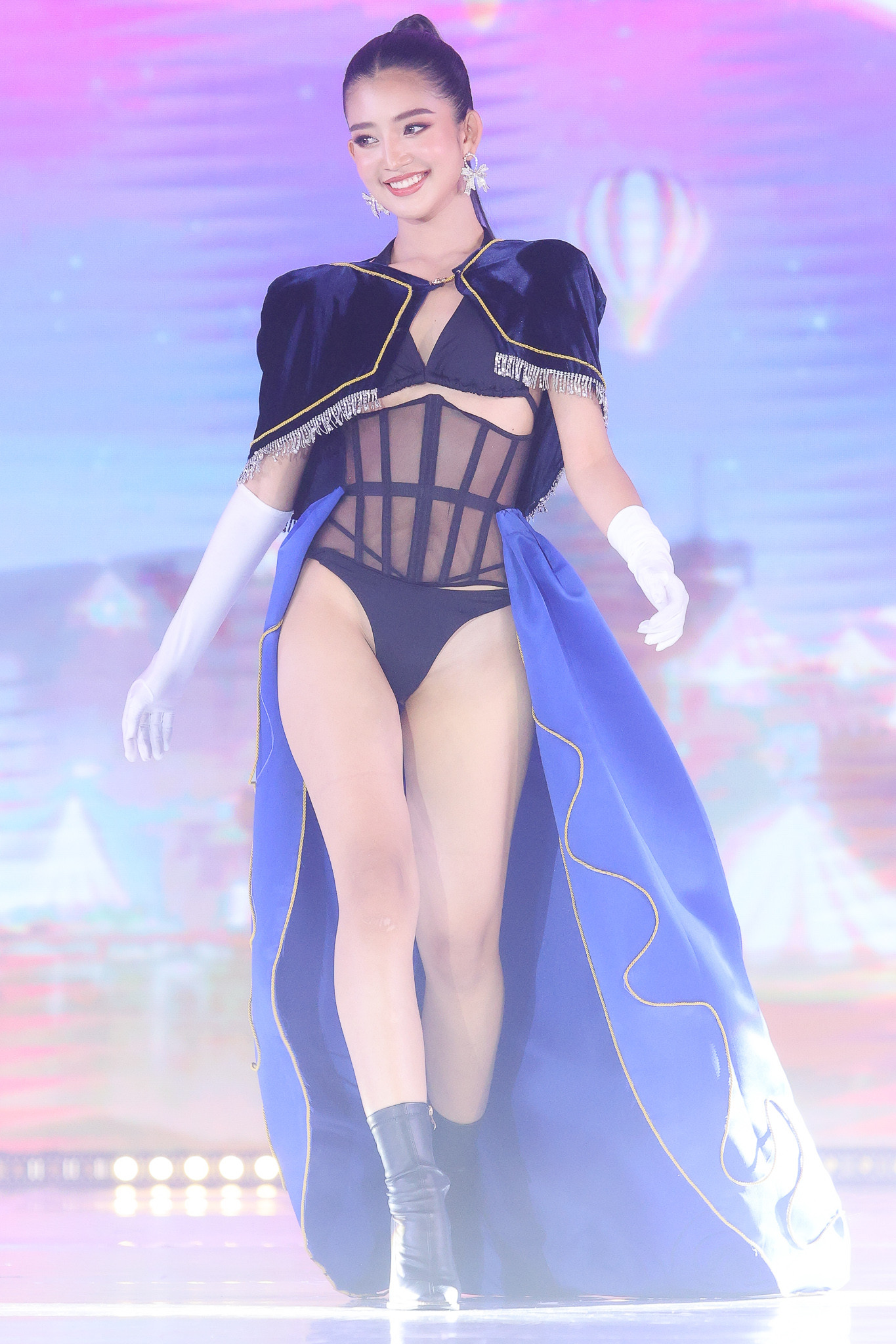 Màn trình diễn của dàn thí sinh Hoa hậu Hoàn vũ Thái Lan làm khán giả liên tưởng tới show diễn đình đám một thời của hãng nội y Victoria's Secret.