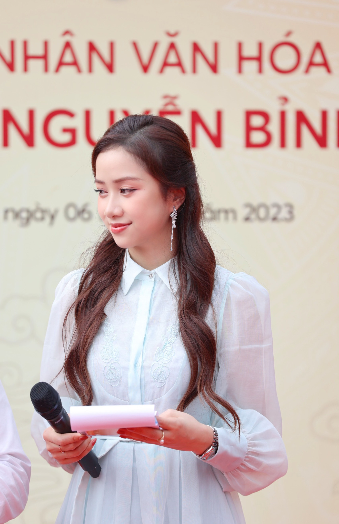 Người đẹp Ngọc Mai đảm nhận vai trò MC của chương trình. Tại cuộc thi Hoa hậu Việt Nam 2022, Ngọc Mai nổi bật trên truyền thông là người đẹp giỏi ngoại ngữ với IELTS 8.0. Bên cạnh đó, cô cũng được đánh giá cao về học vấn, giao tiếp.