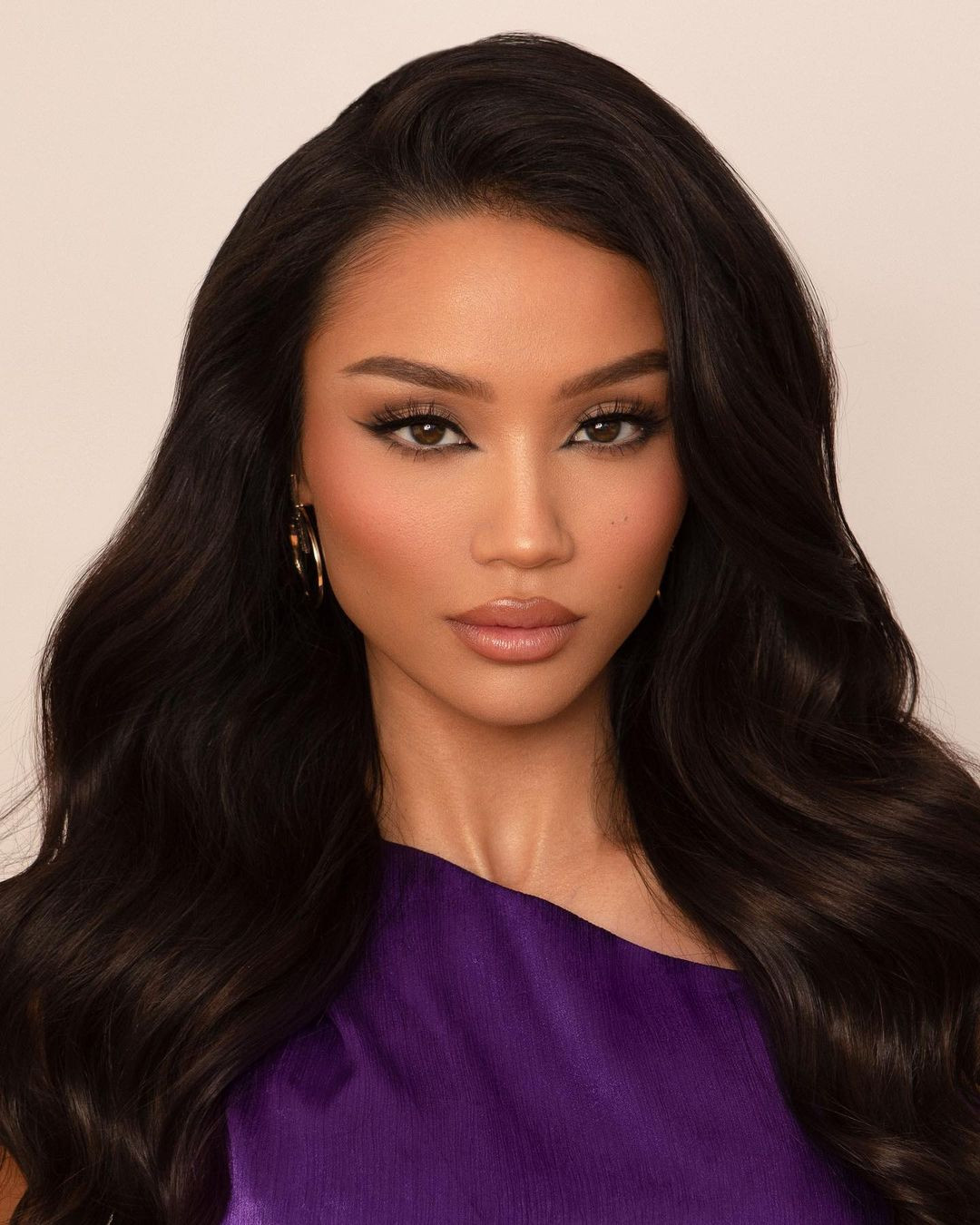 Savannah Gankiewicz năm nay 27 tuổi, 1,73 m, có cha là người Ba Lan - Việt Nam và mẹ là người Philippines. Người đẹp được đánh giá có nhan sắc đậm chất Á đông với gương mặt sắc sảo, cá tính.