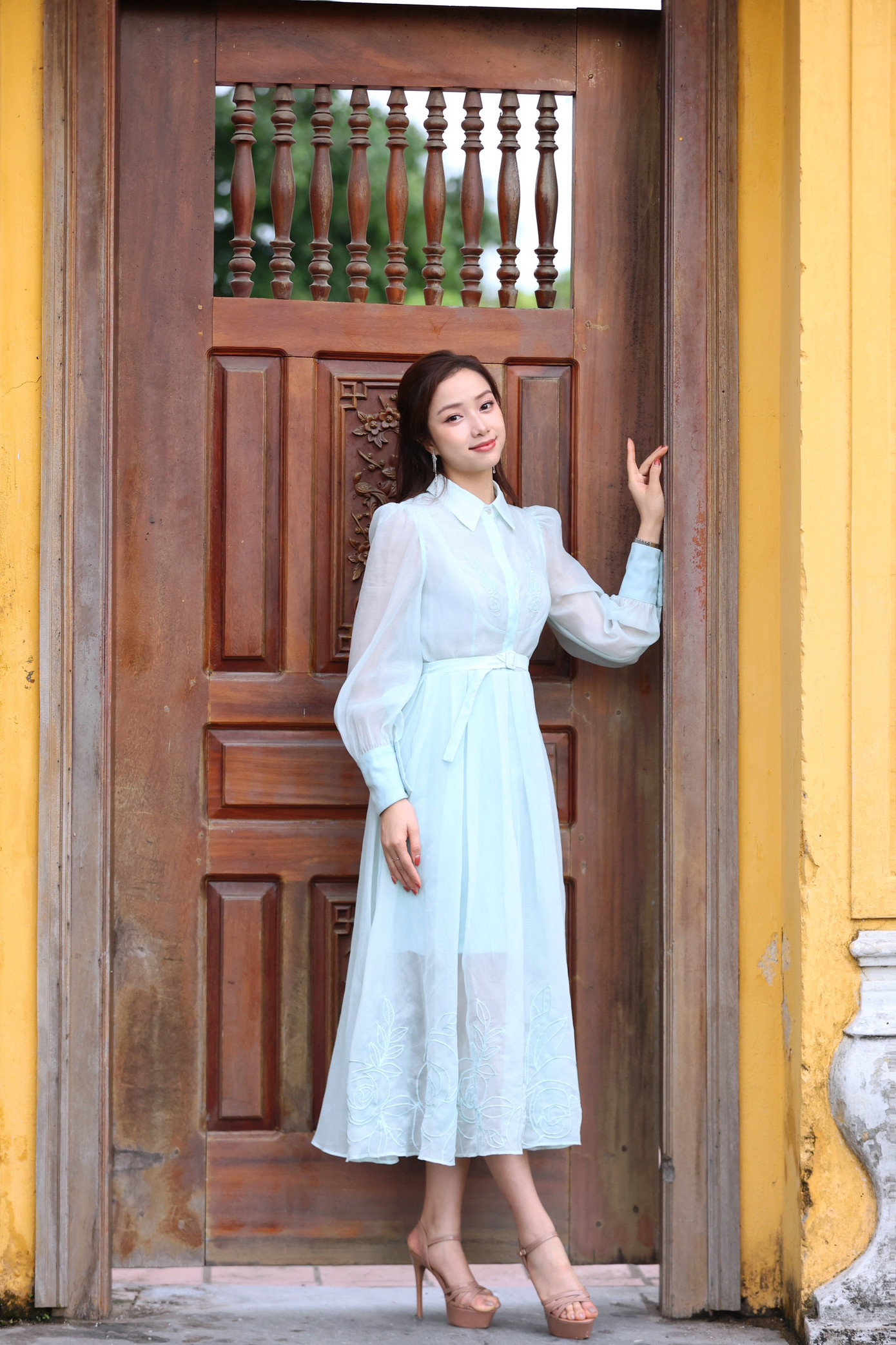 Người đẹp Nhân ái Ngọc Mai diện váy gam màu xanh pastel nhẹ nhàng. Kể từ sau cuộc thi Hoa hậu Việt Nam 2022, Ngọc Mai thường xuyên đồng hành cùng các sự kiện xã hội, từ thiện do báo Tiền Phong tổ chức.