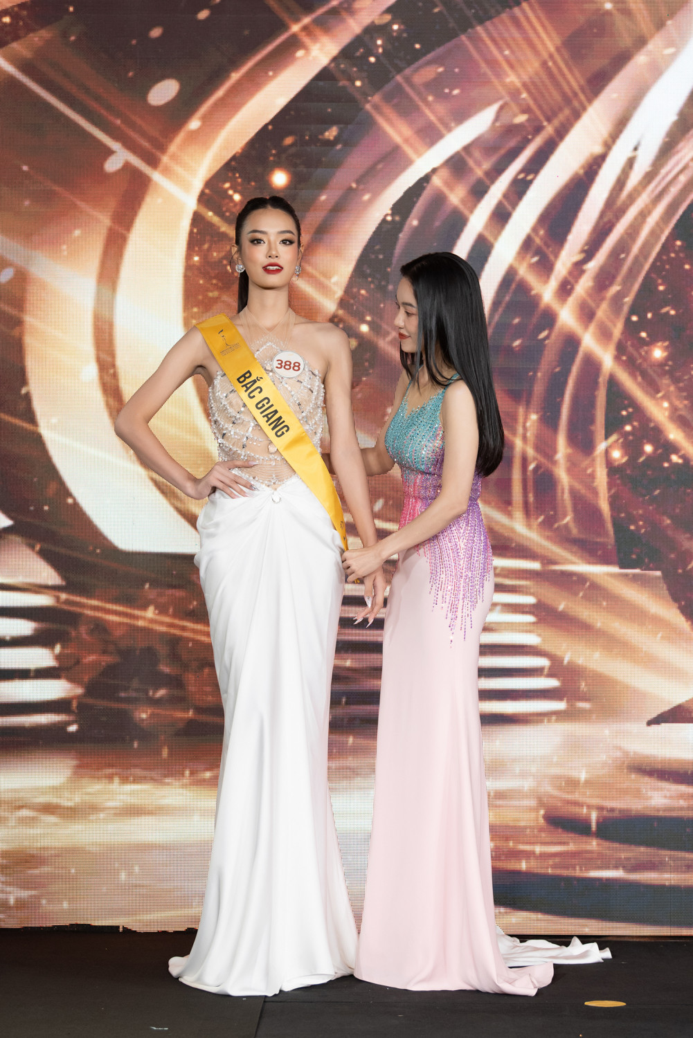 Sau hai buổi sơ khảo tại TPHCM, Ban tổ chức Miss Grand Vietnam - Hoa hậu Hòa bình Việt Nam 2023 đã chọn ra 46 gương mặt bước vào vòng chung kết toàn quốc. Tại sự kiện, ban tổ chức đã giới thiệu và trao sash đại diện tỉnh, thành cho các thí sinh. Hai người đẹp Lê Hoàng Phương và Bùi Khánh Linh nổi bật tại sự kiện.