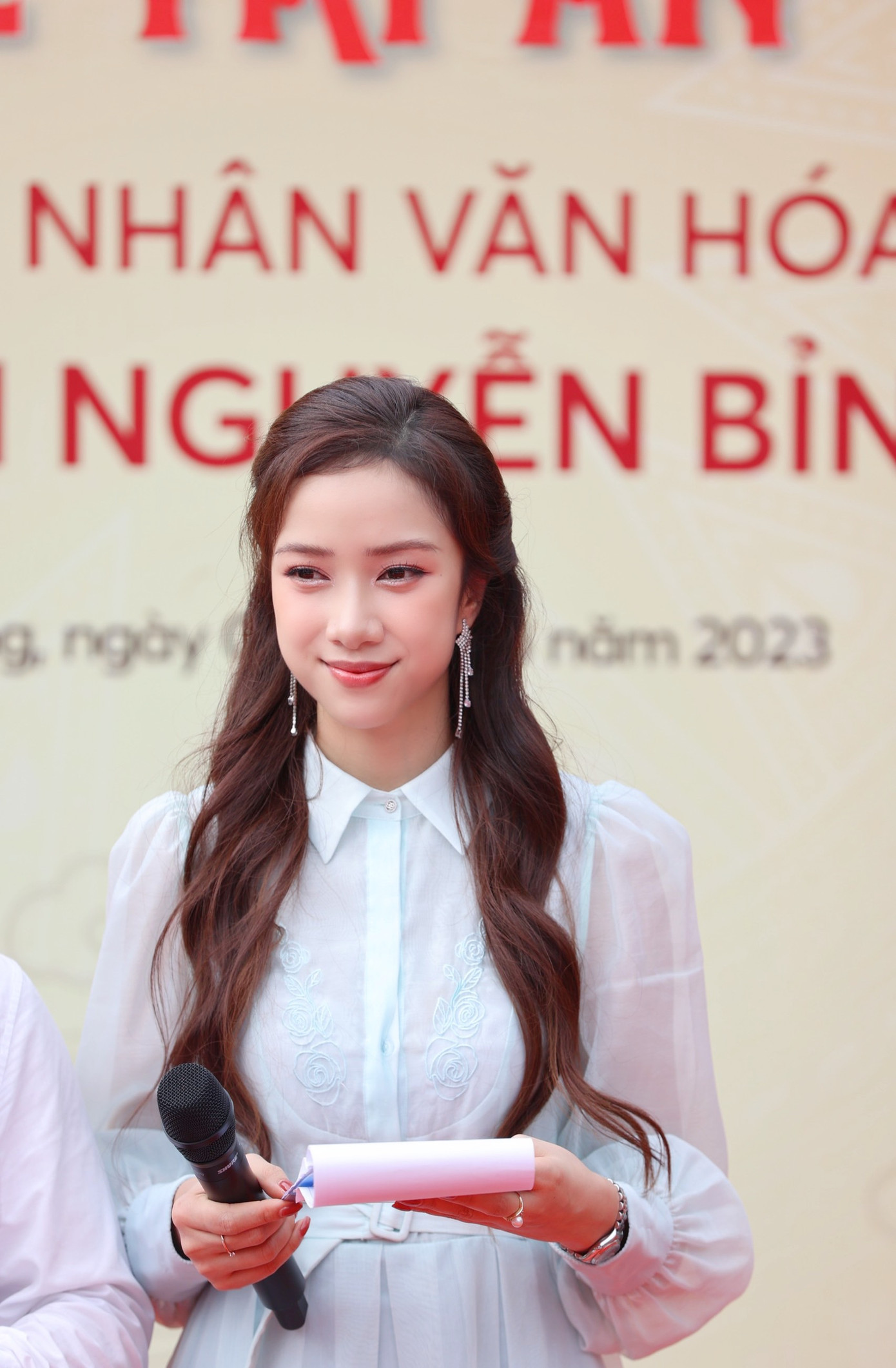 Người đẹp Ngọc Mai đảm nhận vai trò MC của chương trình. Tại cuộc thi Hoa hậu Việt Nam 2022, Ngọc Mai nổi bật trên truyền thông là người đẹp giỏi ngoại ngữ với IELTS 8.0. Bên cạnh đó, cô cũng được đánh giá cao về học vấn, giao tiếp.