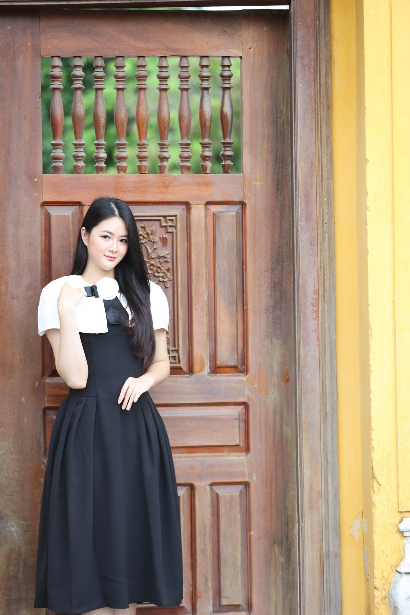 Người đẹp Hoài Ngọc diện váy tông màu đen - trắng thanh lịch. Cô ghi điểm với chiều cao ấn tượng và mái tóc dài thướt tha.