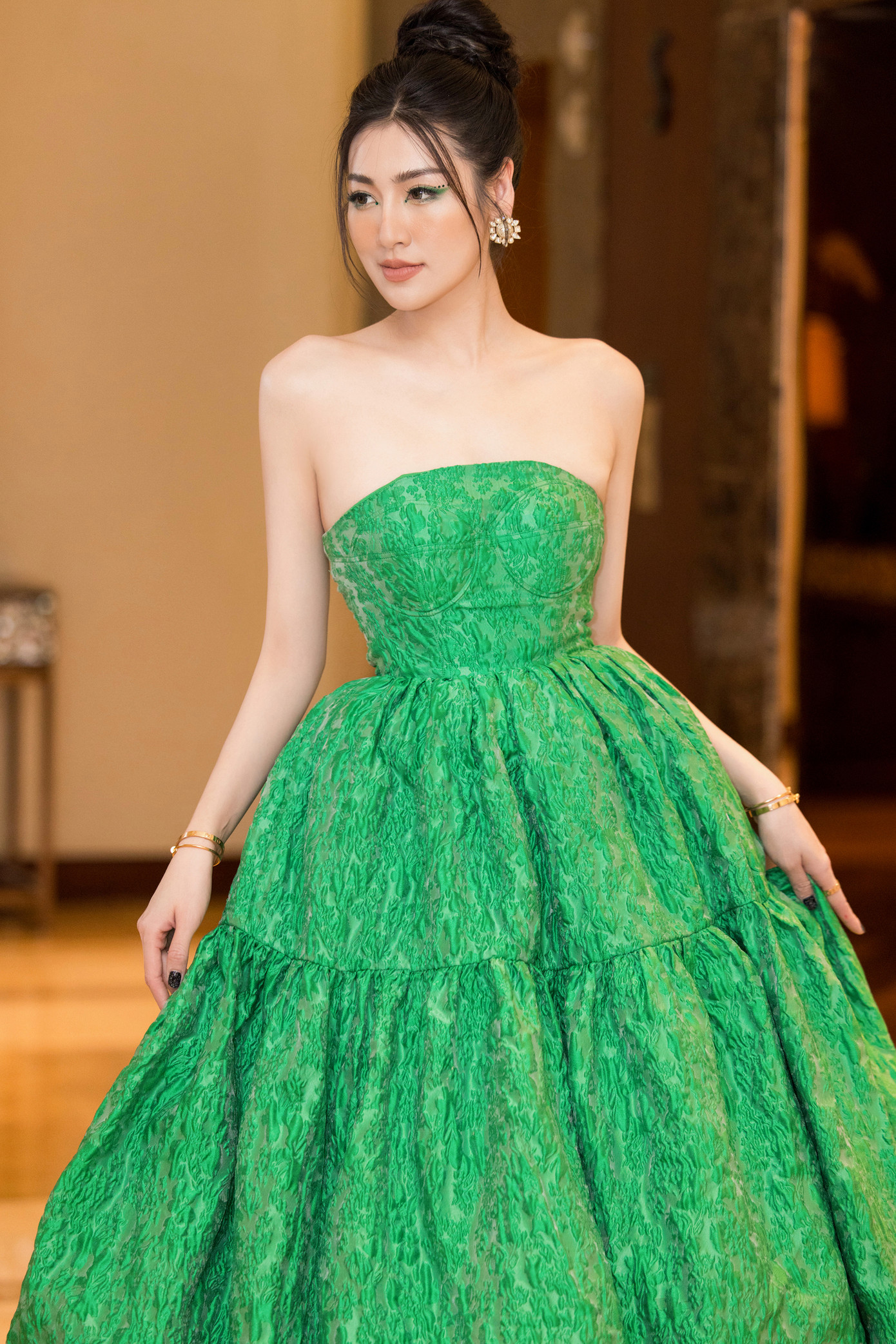 Tối 7/8, Á hậu Tú Anh tham gia một sự kiện làm đẹp ở Hà Nội. Cô diện váy cúp ngực màu xanh, kiểu dáng phồng lạ mắt. Mặc dù đã có 1 con trai nhưng người đẹp vẫn sở hữu vóc dáng thon gọn, quyến rũ.