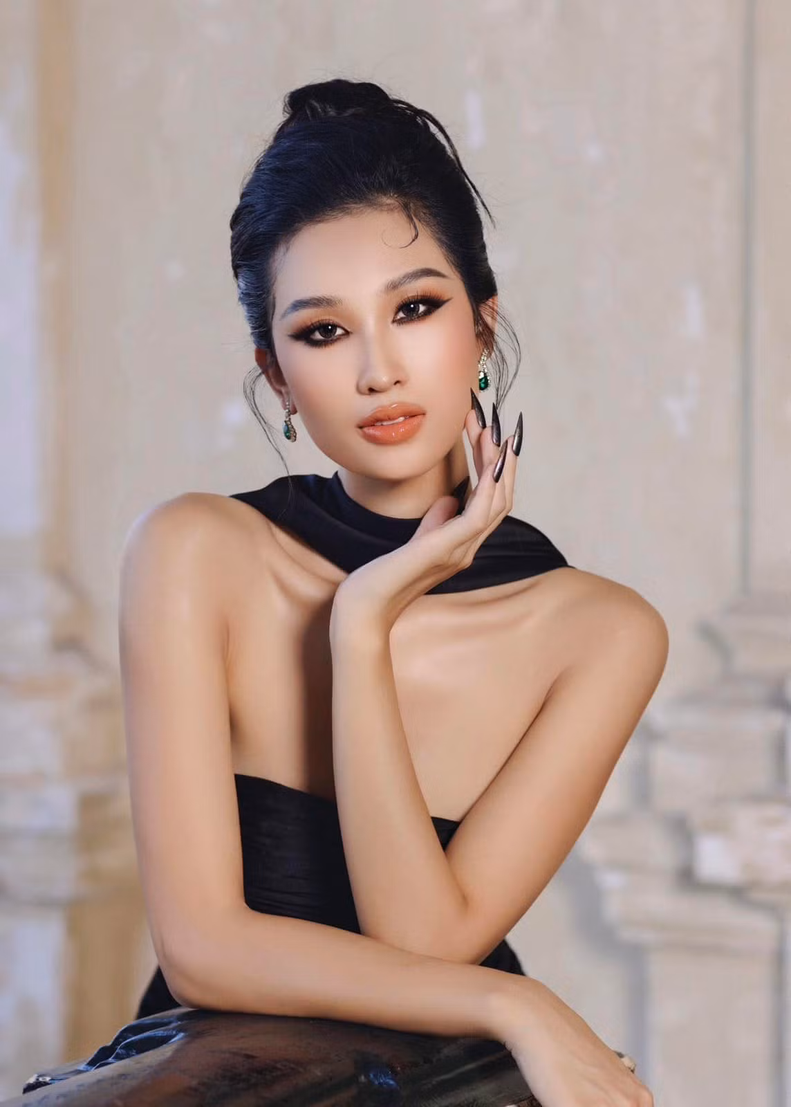 Một thí sinh khác cũng gây chú ý là người đẹp Phạm Anh Thư. Cô là thí sinh đầu tiên được ban tổ chức Miss Universe Vietnam đăng tải trên trang chủ.