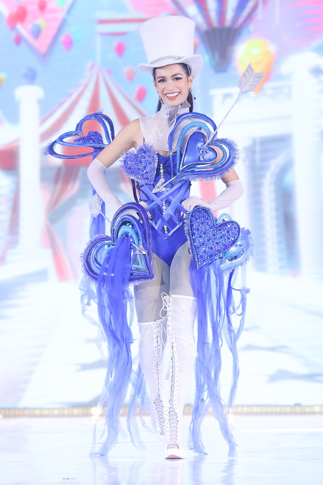 Màn trình diễn của dàn thí sinh Hoa hậu Hoàn vũ Thái Lan làm khán giả liên tưởng tới show diễn đình đám một thời của hãng nội y Victoria's Secret.