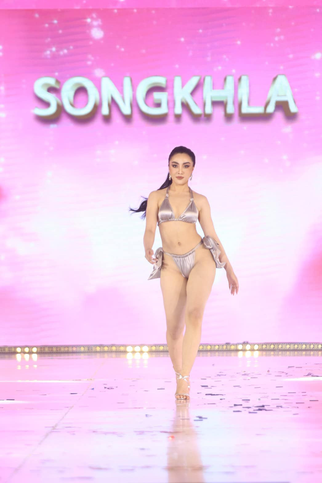 Năm nay, ban tổ chức lựa chọn bikini 2 mảnh với chất liệu lụa để các thí sinh trình diễn. Điểm nhấn của thiết kế là chi tiết buộc dây ở hai bên hông.