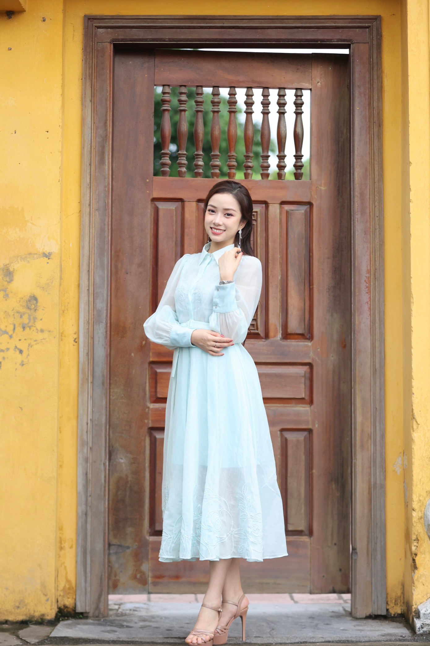 Người đẹp Nhân ái Ngọc Mai diện váy gam màu xanh pastel nhẹ nhàng. Kể từ sau cuộc thi Hoa hậu Việt Nam 2022, Ngọc Mai thường xuyên đồng hành cùng các sự kiện xã hội, từ thiện do báo Tiền Phong tổ chức.